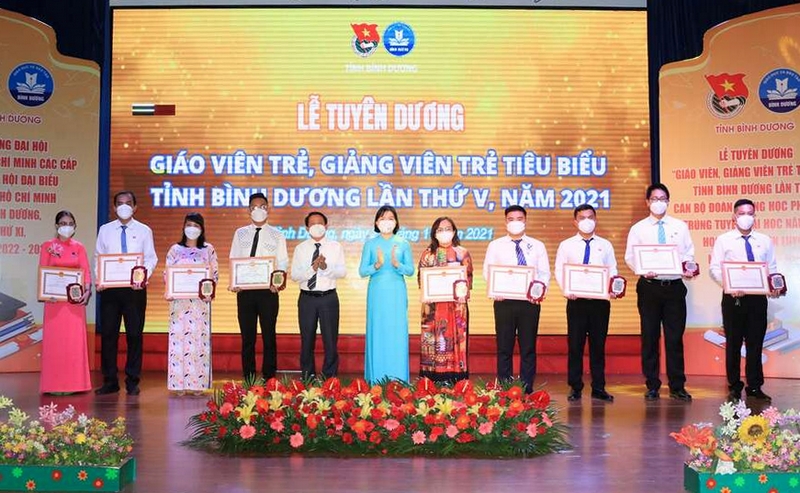 Lễ tuyên dương "Giáo viên, giảng viên trẻ tiêu biểu", "Cán bộ đoàn THPT trúng tuyển Đại học" - Năm 2021